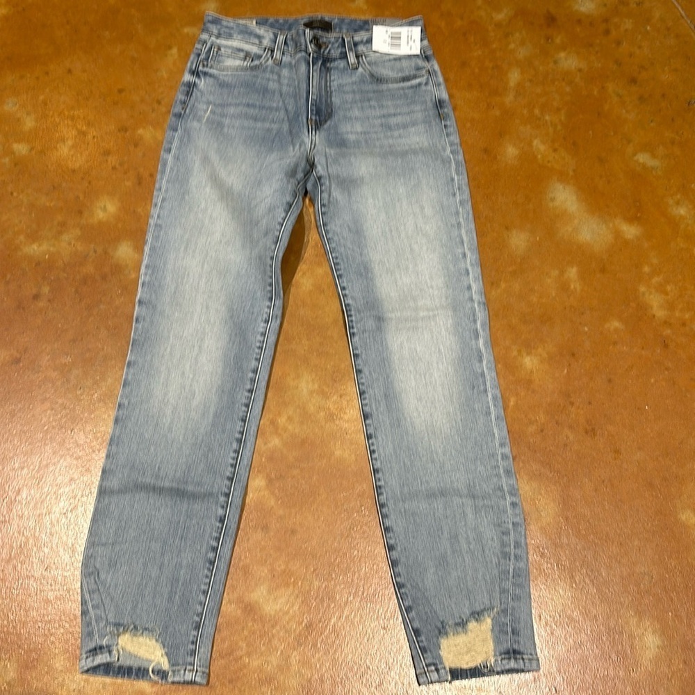 NWT Kut From the Kloth straight leg distressed on hem Jean. Size 2